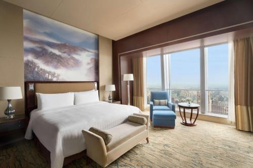 Una cama o camas en una habitación de China World Summit Wing, Beijing