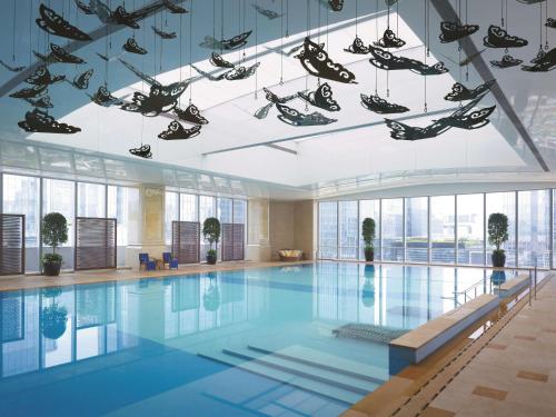 una gran piscina con zapatos colgando del techo en Futian Shangri-La, Shenzhen,Near to Shenzhen Convention&Exhibition Centre, Futian Railway Station en Shenzhen