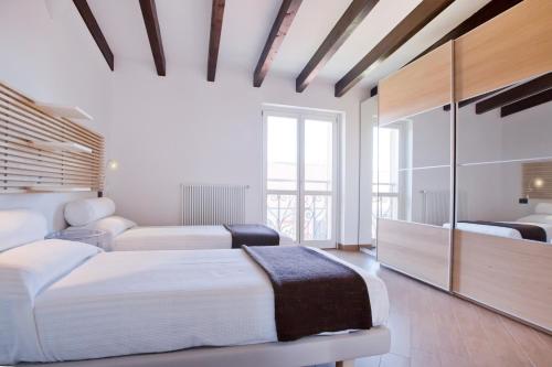 - une chambre avec 2 lits et une grande fenêtre dans l'établissement IMHOME - Ripamonti, à Milan