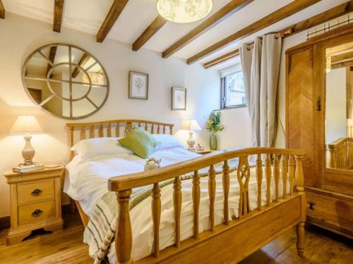 Postel nebo postele na pokoji v ubytování Tomboys Cottage