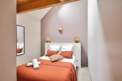 A bed or beds in a room at NOCNOC - Gîte du Vieux Pressoir, piscine chauffée et couverte