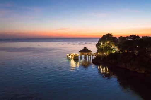 ボラカイにあるShangri-La Boracayの夕日時の水上リゾートの空中ビュー