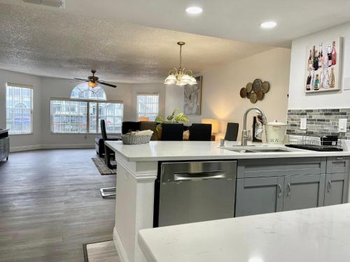 Kuchyň nebo kuchyňský kout v ubytování Grand Family 3BR Condo Apartment near Disney Parks