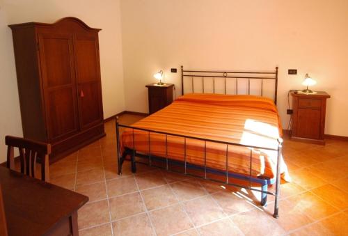 a bedroom with a bed and a dresser and two lamps at Agriturismo Il Lago in Arcugnano