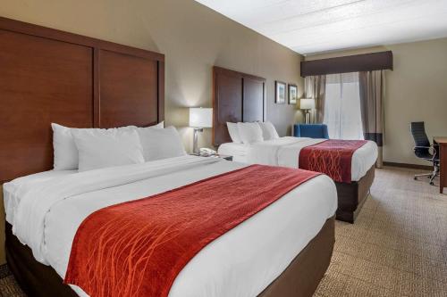 um quarto de hotel com duas camas com lençóis vermelhos e brancos em Comfort Inn Hamburg Area I-75 Lexington em Lexington