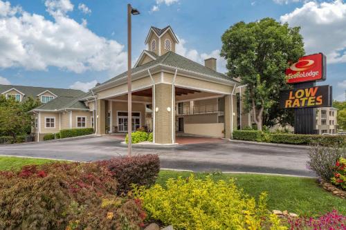 a view of a inn with a low rates sign at Econo Lodge Pigeon Forge Riverside in Pigeon Forge