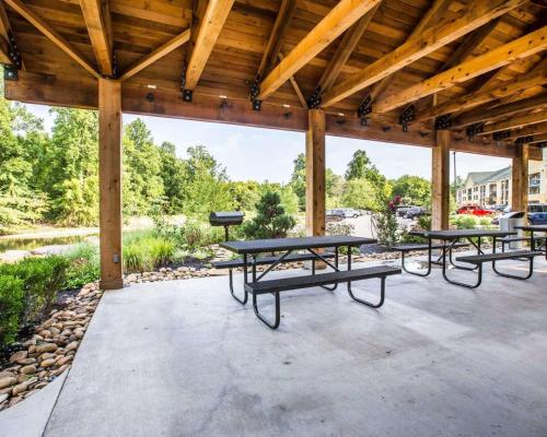 a group of picnic tables in a pavilion at Econo Lodge Pigeon Forge Riverside in Pigeon Forge