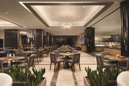 En restaurant eller et andet spisested på TRYP by Wyndham Istanbul Basın Ekspres