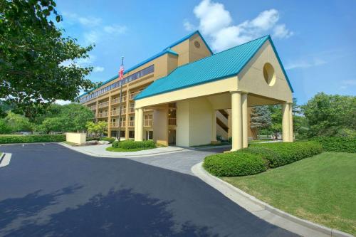 a large building with a large clock on the front of it at Quality Inn Near the Island Pigeon Forge in Pigeon Forge