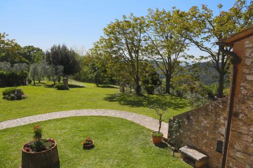 a garden with a stone wall and some plants at Agriturismo Podere Luchiano in Amelia