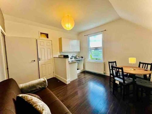 Private 1 Bed apartment, by Ealing Common Station