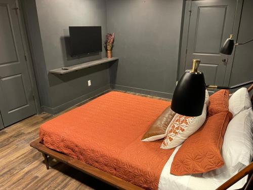 Μια τηλεόραση ή/και κέντρο ψυχαγωγίας στο DerbyCity Plush Loft Gather in Style by Hollyhock