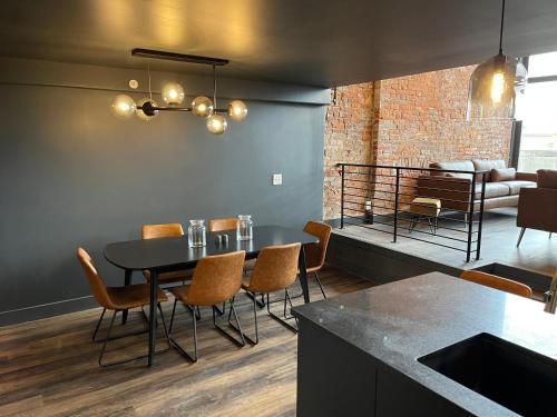 Χώρος καθιστικού στο DerbyCity Plush Loft Gather in Style by Hollyhock