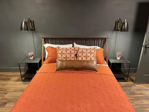 En eller flere senge i et værelse på DerbyCity Plush Loft Gather in Style by Hollyhock