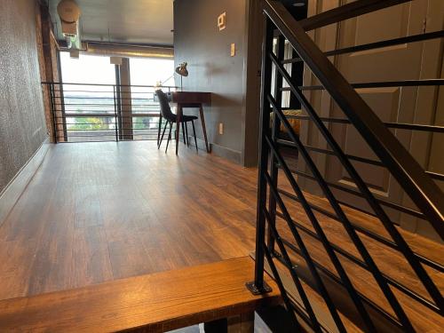 Φωτογραφία από το άλμπουμ του DerbyCity Plush Loft Gather in Style by Hollyhock σε Louisville