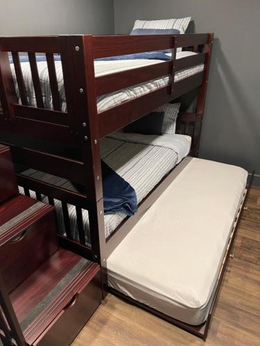 Ένα ή περισσότερα κρεβάτια σε δωμάτιο στο DerbyCity Plush Loft Gather in Style by Hollyhock
