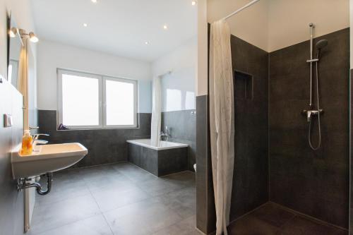 Ванна кімната в RAJ Living - 250m2 Loft with 6 Rooms im Industriegebiet - 20 Min Messe DUS & Old Town DUS