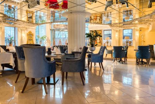 een eetkamer met stoelen en tafels in een gebouw bij Golden Rooms Hotel in Moskou