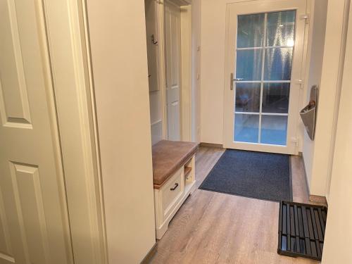a room with a kitchen with a table and a door at Lehdsche Heubuchten in Lehde