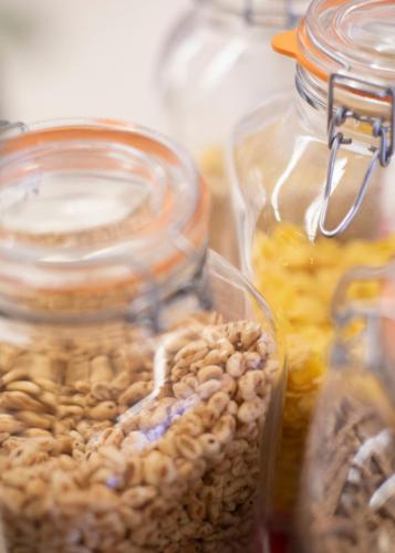 un grupo de tarros de vidrio llenos de frutos secos en Hotel Spa La Terrassa, en Platja d'Aro