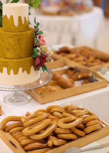 Un pastel de bodas y algunos pretzels en una mesa. en Hotel Spa La Terrassa, en Platja d'Aro