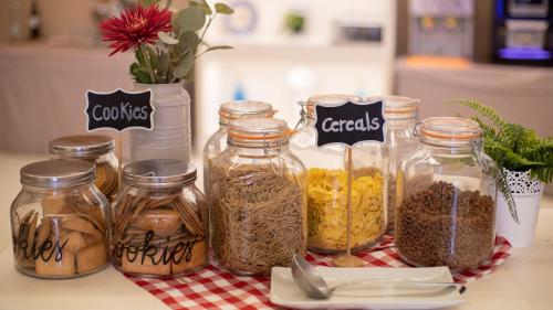 Un grupo de frascos llenos de comida en un mostrador. en Hotel Spa La Terrassa, en Platja d'Aro