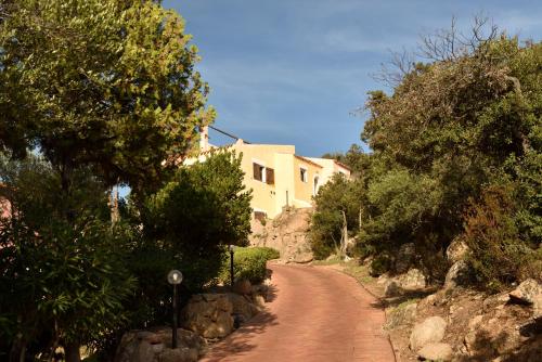 a dirt road leading to a house on a hill at Bagaglino I Giardini Di Porto Cervo in Porto Cervo