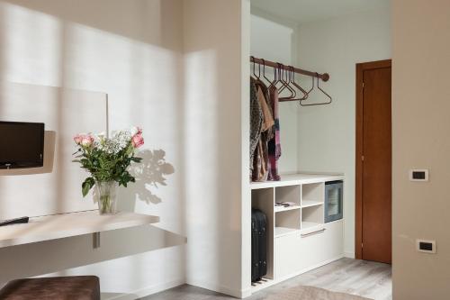 a room with a vase of flowers on a shelf at Contra' Contarini in Campolongo Sul Brenta