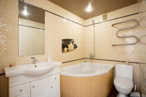 a bathroom with a sink and a tub and a toilet at Уютная квартира в центре in Mykolaiv