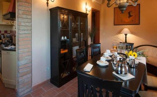 uma sala de jantar com uma mesa e uma cozinha em Villa Piaggetta 22 em Montaione