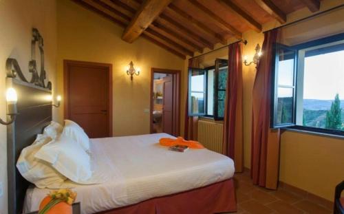 um quarto com uma cama e uma grande janela em Villa Piaggetta 22 em Montaione