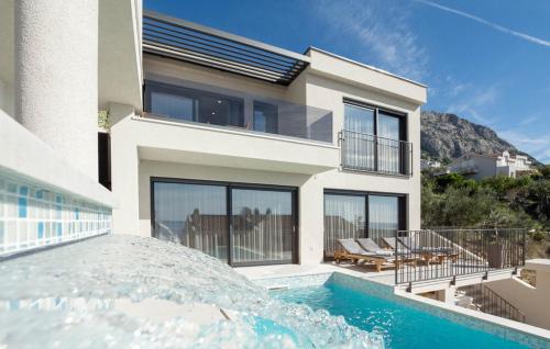 Luxury villa with pool and jacuzzi