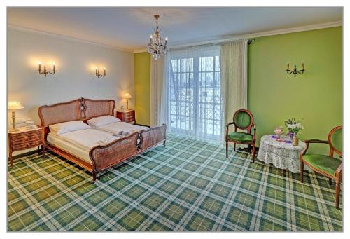 a bedroom with a bed and a table and chairs at Miód Lawenda in Biardy