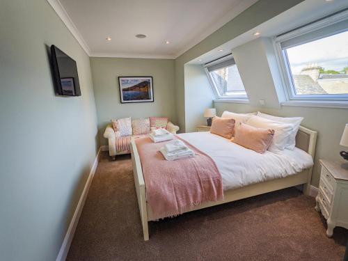 Habitación pequeña con cama y ventana en Beautiful Spacious Central Flat, Pitlochry, en Pitlochry