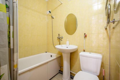 a bathroom with a sink and a toilet and a bath tub at Apartment near Central Avenue in Mykolaiv