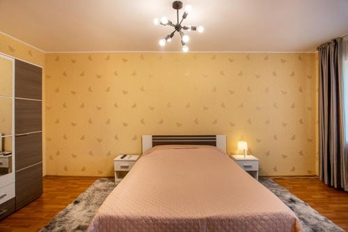 a bedroom with a bed and a ceiling fan at Apartment near Central Avenue in Mykolaiv