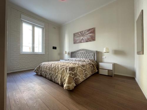 Habitación blanca con cama y ventana en LUXURY CAREGGI, en Florencia