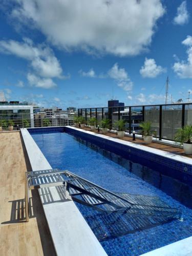 uma piscina no telhado de um edifício em Flat a uma quadra da PRAIA e do LARGO DE TAMBAÚ, principal ponto turístico da praia do CABO BRANCO! em João Pessoa