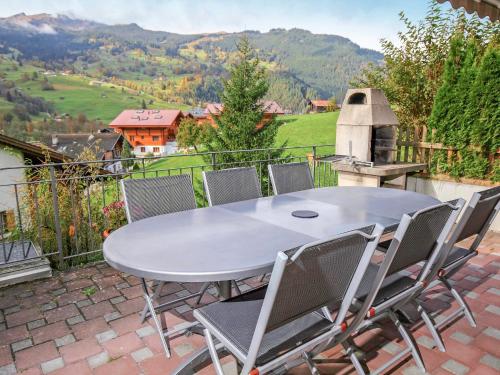 グリンデルワルトにあるApartment Chalet Cortina by Interhomeの眺めの良いパティオ(テーブル、椅子付)