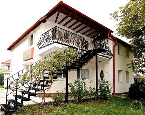un edificio con una escalera de caracol delante de él en Vila Belvedere, en Galaţi