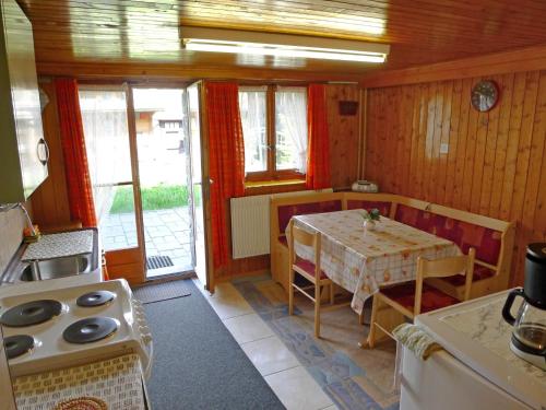 eine Küche mit einem Tisch und einem Esszimmer in der Unterkunft Apartment Heiderösli-1 by Interhome in Grächen