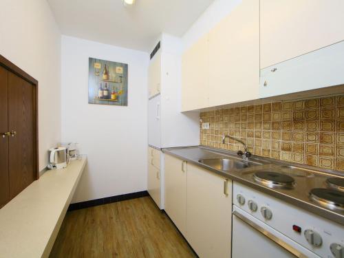 Dapur atau dapur kecil di Apartment Ringstrasse - Utoring-2 by Interhome