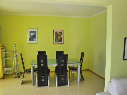 ein Esszimmer mit einem Tisch und Stühlen in der Unterkunft Apartment Corallo - Utoring-23 by Interhome in Ascona