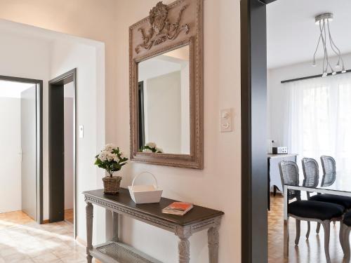 sala de estar con mesa y espejo en Apartment Large Suite by Interhome, en Ascona