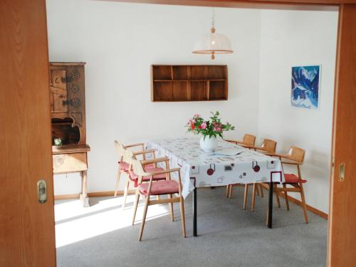 uma sala de jantar com mesa e cadeiras em Apartment Corallo - Utoring-20 by Interhome em Ascona