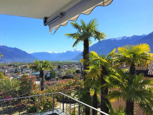 einen Blick vom Balkon eines Resorts mit Palmen in der Unterkunft Apartment Suite Classic-12 by Interhome in Ascona