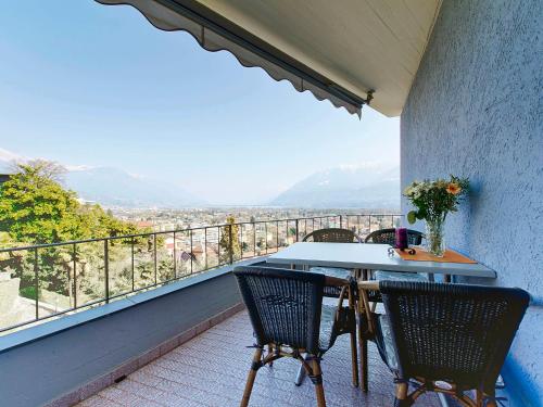 einen Tisch und Stühle auf einem Balkon mit Aussicht in der Unterkunft Apartment Suite Classic-15 by Interhome in Ascona