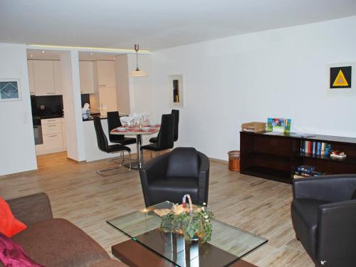 ein Wohnzimmer mit einem Tisch und Stühlen in der Unterkunft Apartment Parcolago - Utoring-45 by Interhome in Caslano
