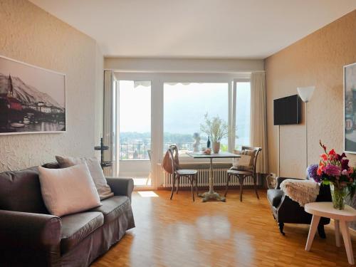 salon z kanapą i stołem w obiekcie Apartment Double Room Modern-9 by Interhome w mieście Ascona
