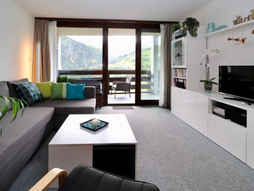ein Wohnzimmer mit einem Sofa und einem Tisch in der Unterkunft Apartment Utoring Acletta-88 by Interhome in Disentis
